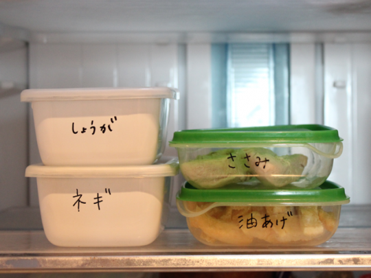 左はホーロー、右はプラスチックの容器。どちらもきれいに書いて消すことができた