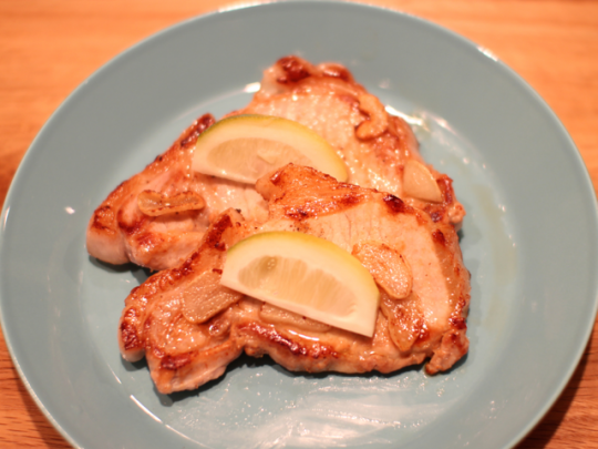 塩レモンと一緒にお肉を食べるとさっぱり!