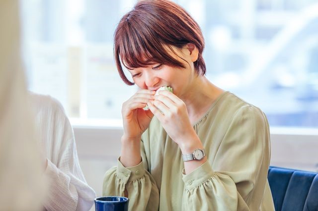 サンドイッチを食べる女性