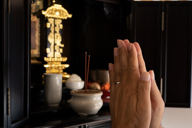 仏壇に手を合わせる