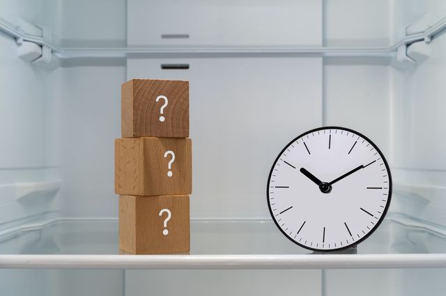 冷蔵庫の中に時計とハテナマークの箱