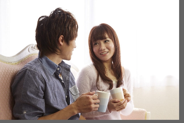 部屋でくつろぐ同棲カップル