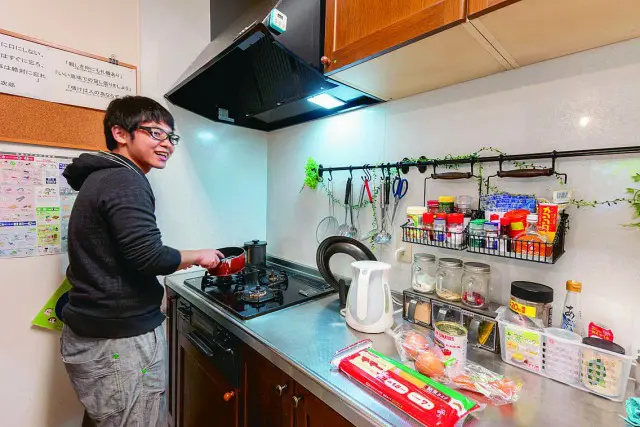 共用キッチンで作った料理をルームメイトに振舞うことも|アニメ好きが集まるシェアハウス