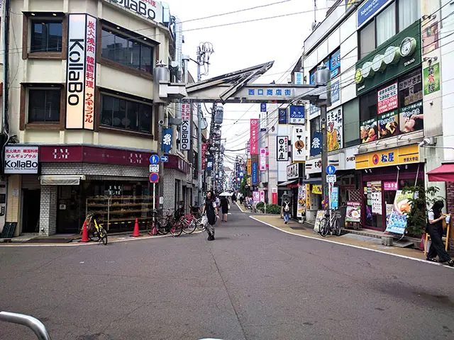 たくさんの店舗が詰まっている商店街