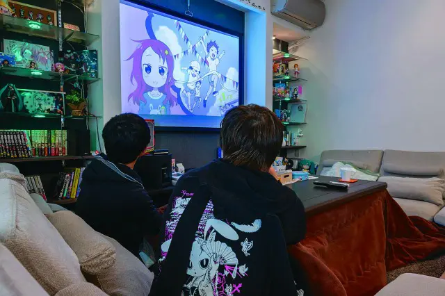入居の決め手となった80インチの大スクリーンでアニメを鑑賞|アニメ好きが集まるシェアハウス