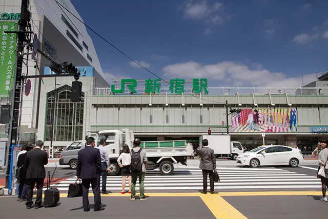 多くのサラリーマンがいる新宿駅前
