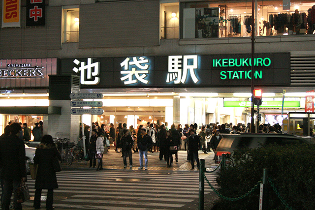 夜の池袋駅