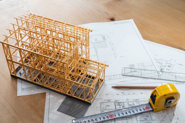 建物構造を表す模型と書類