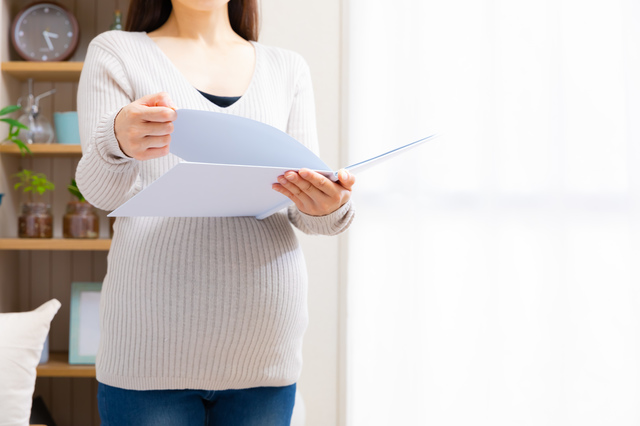 妊娠中の女性と白い資料