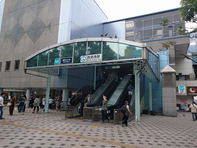 東京メトロ東西線の通る西葛西駅