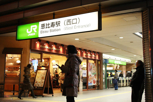 夜の恵比寿駅前