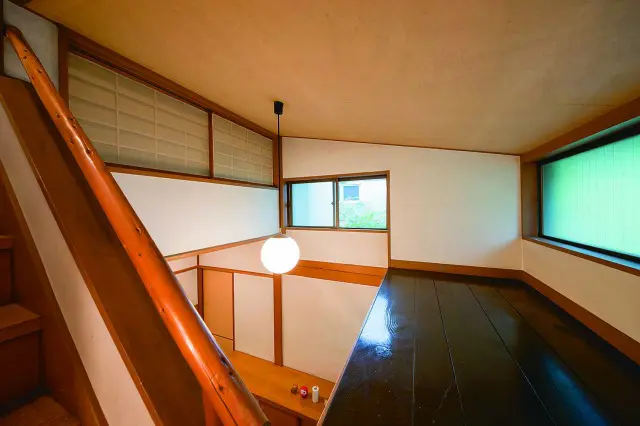 古い建物ながら、吹抜やロフトなど、縦の空間をうまく使った構造がユニークだ