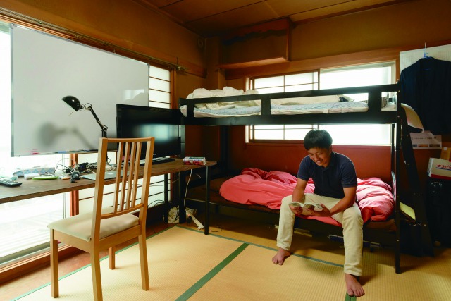 4階にある梶さんの寝室は、他のメンバー2名との相部屋。このビルでは11人のメンバーが暮らしている