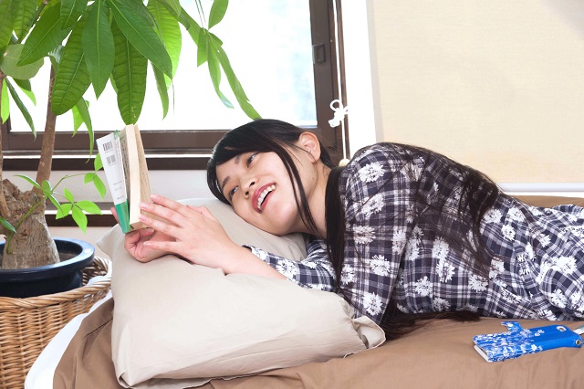 部屋でくつろぐ女性