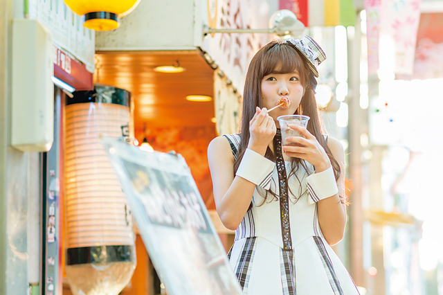 「もぐもぐめぐめぐ」の愛称のとおり、おいしそうに唐揚げを頬張る姿が愛らしいOS☆Uの斉藤めぐさん