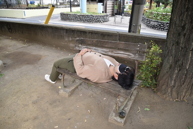 公園のベンチで解放される