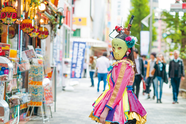 秋葉原の街を歩く神谷えりなさん。人気メンバーとなった今も、屋外を出歩く時は仮面を付けるのが仮面女子のルール