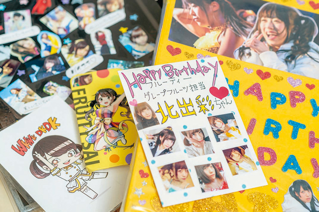 彩さんの誕生日のお祝いにもらったハガキやアルバムの数々