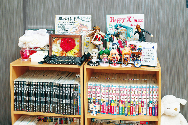 本棚にはファンからの贈り物と、昔から好きだったという少年マンガが