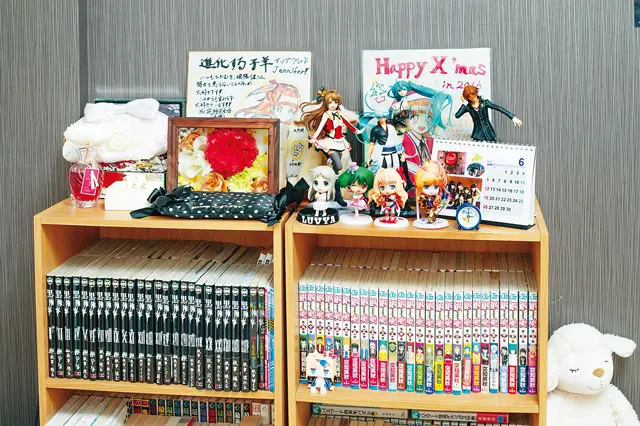 本棚にはファンからの贈り物と、昔から好きだったという少年マンガが