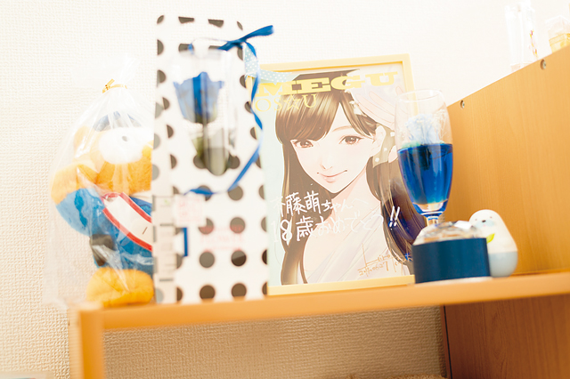担当カラーである青色の物を贈られることも多く「自分でも自然と青いインテリアや小物を選ぶようになった」という斉藤さん