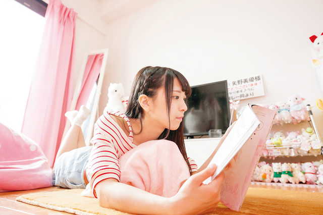 矢野さんが読む雑誌はもっぱらアイドル誌。他のアイドルの記事を読んで参考にするそう。やはりストイック!