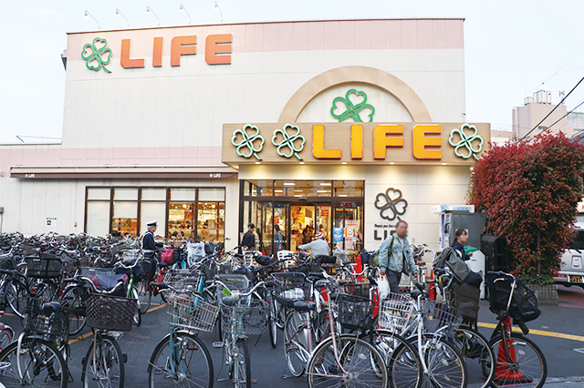 サンモール商店街の東側にはスーパー・ライフもある|中野駅周辺の住みやすさは? 実際に暮らす住人の評価を聞いてきた