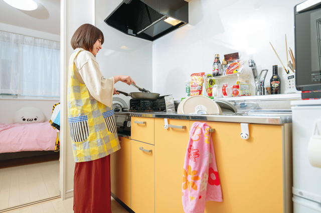 料理中の北出彩さん。料理するのは好きだという