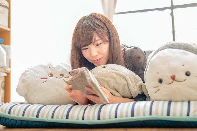 寝る時はふとん派。「スペースがないのもあるけど、まだ家具を買いそろえる余裕がないんです」と斉藤さん