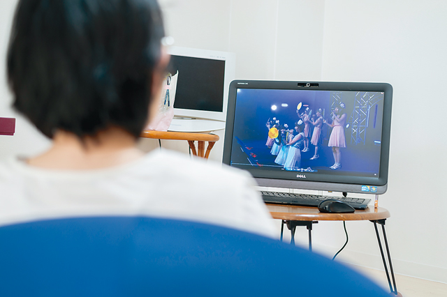 先輩のライブ映像を見て振付の研究をする森松さん