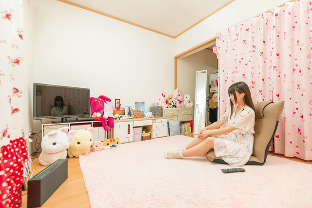 休日はホラーやアクション映画のDVDを観て過ごすのが好きと話す高浪さん