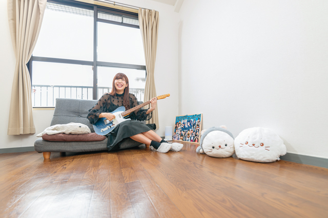 部屋でギターの練習をするOS☆Uの斉藤めぐさん