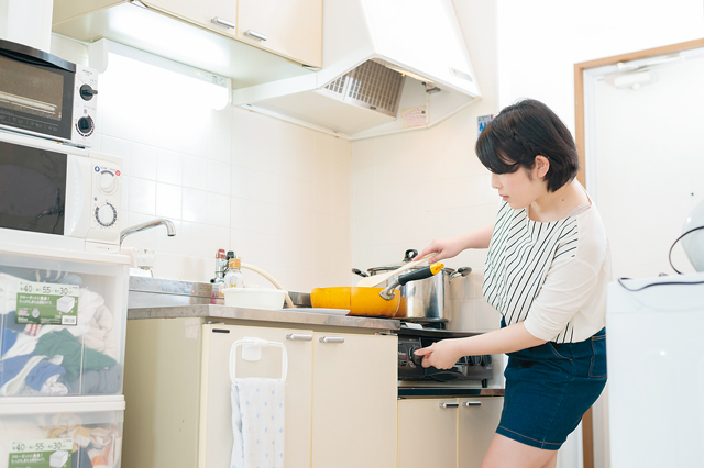 一人暮らし暦は浅いが料理は得意な森松さん。まだ買いそろえられていない食器はボウルなどで代用