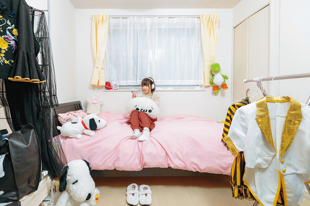 部屋にいる時は完全にオフモードという彩さん。スマホで動画やSNSを見たりゲームをしたりしている