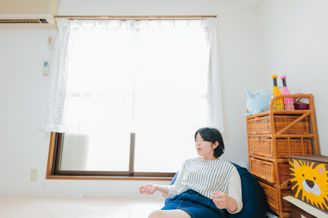 発声練習中の森松さん。音漏れに対し神経質にならずに済むのは、隣戸に面していない角部屋ゆえの特権