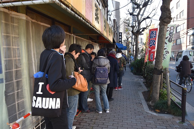 なにやら行列がある