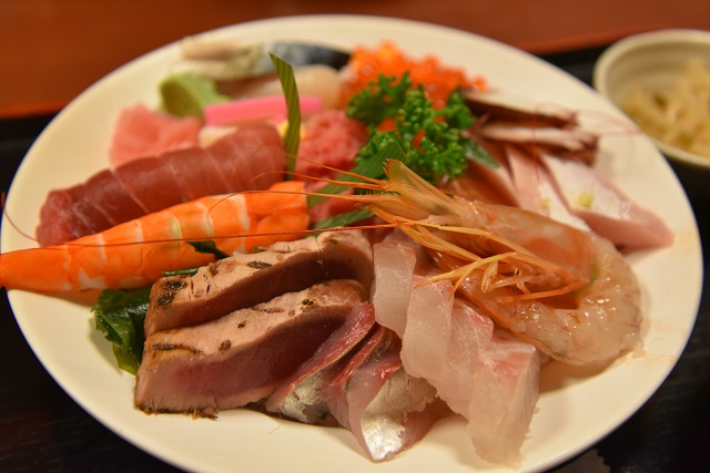 海鮮丼。このネタの盛りでなんと1,050円