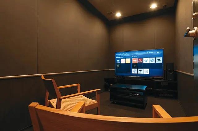 60インチの大型TVとYAMAHA製の大型スピーカーが完備されたOTOWA神戸元町のシアタールーム