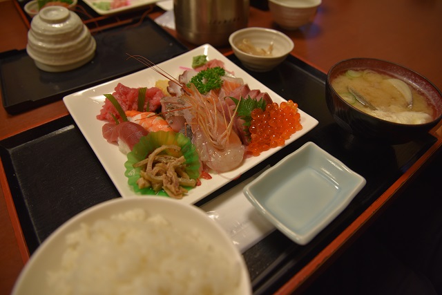 ヨモギー氏は刺身を別皿にして定食スタイルで