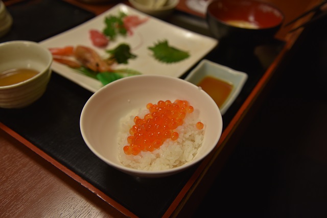 シメはイクラをご飯に乗せて……