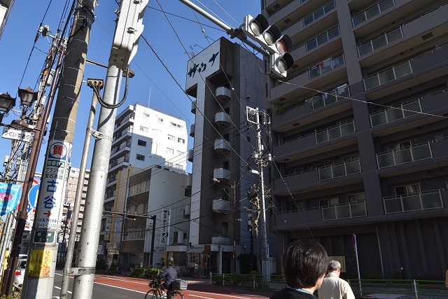 無骨に書きなぐられた「サウナ」の看板|サウナセンター大泉