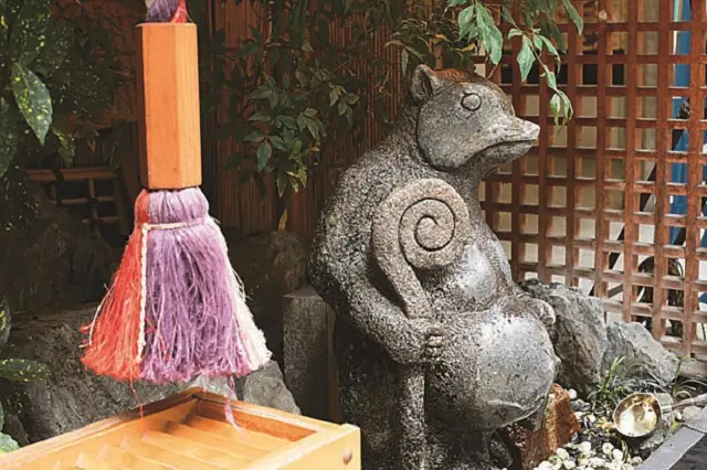 商店街のそこかしこでマスコットの狸を見つけることができる