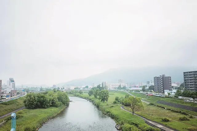 アーチ橋部分からは眼下を流れる豊平川周辺の景色を眺められる幌平橋