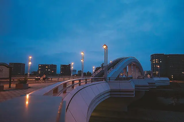 橋の上に橋があるようにも見える不思議なビジュアルの建造物だ
