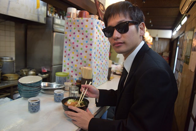 黒服もそばを食べる