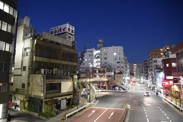 そして、鶯谷に夜が訪れた