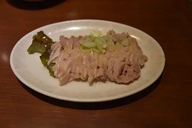 蒸し鶏はシンプルながら、噛むと濃厚な旨味がじゅわっと溢れ出す逸品|美叙飯店