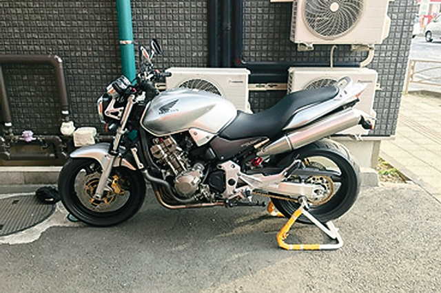 写真は佐藤さんの愛車。1部屋に1つバイク用のガレージも付いている