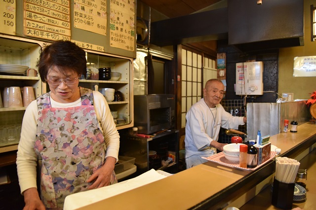 ご夫婦2人で切り盛り。聞けばもう50年やっていらっしゃる|はつね