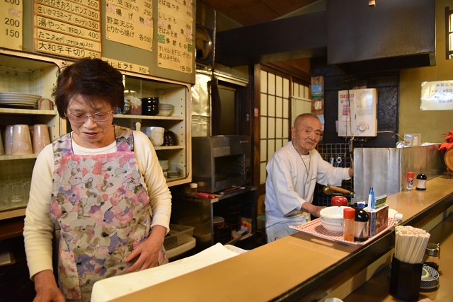 ご夫婦2人で切り盛り。聞けばもう50年やっていらっしゃる｜はつね